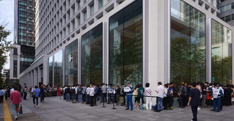 Apple iPhone 11 Pro Apple Watch 5 Availability Tokyo outside line